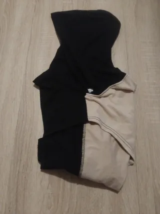 Maglietta con cappuccio beige e nera