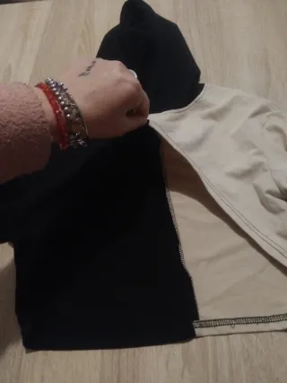 Maglietta con cappuccio beige e nera