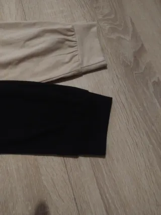 Maglietta con cappuccio beige e nera