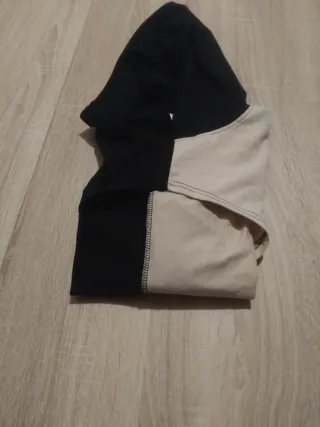 Maglietta con cappuccio beige e nera