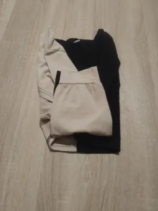 Maglietta con cappuccio beige e nera