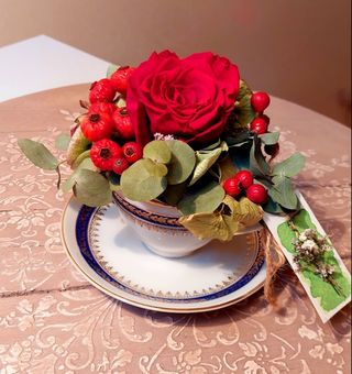 Composizione fiori stabilizzati in tazza