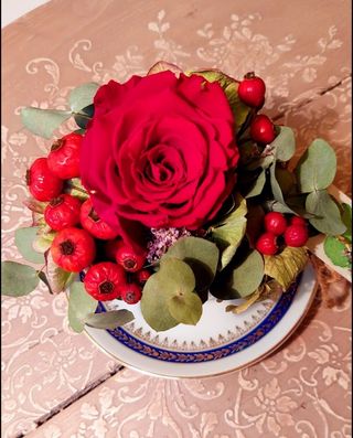 Composizione fiori stabilizzati in tazza