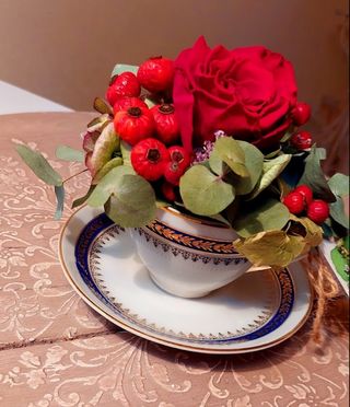 Composizione fiori stabilizzati in tazza