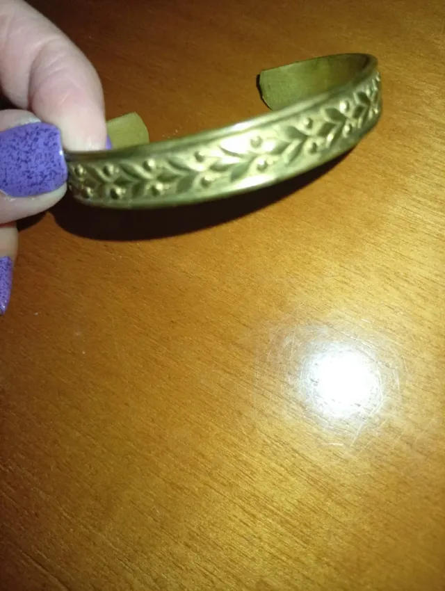 Pulsera antigua dorada con diseño floral