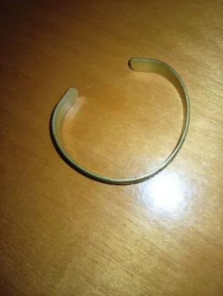 Pulsera antigua dorada con diseño floral