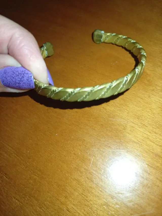 Pulsera antigua dorada con diseño floral