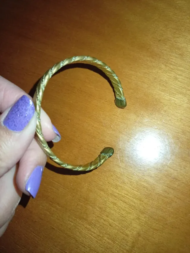 Pulsera antigua dorada con diseño floral