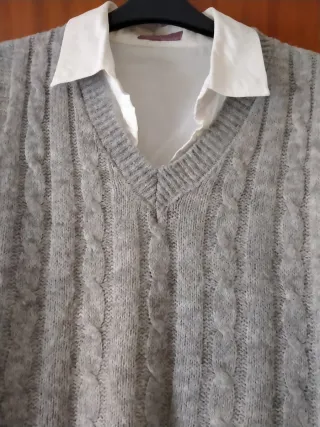 Conjunto chaleco gris y camisa blanca mujer