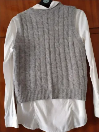 Conjunto chaleco gris y camisa blanca mujer