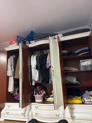 Armario de dormitorio blanco y dorado