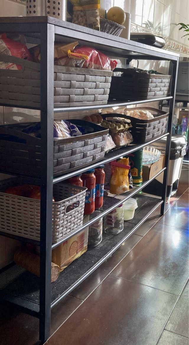 Scaffale in metallo e legno nero