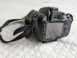 Cámara Nikon D3100 con bolso y cargador