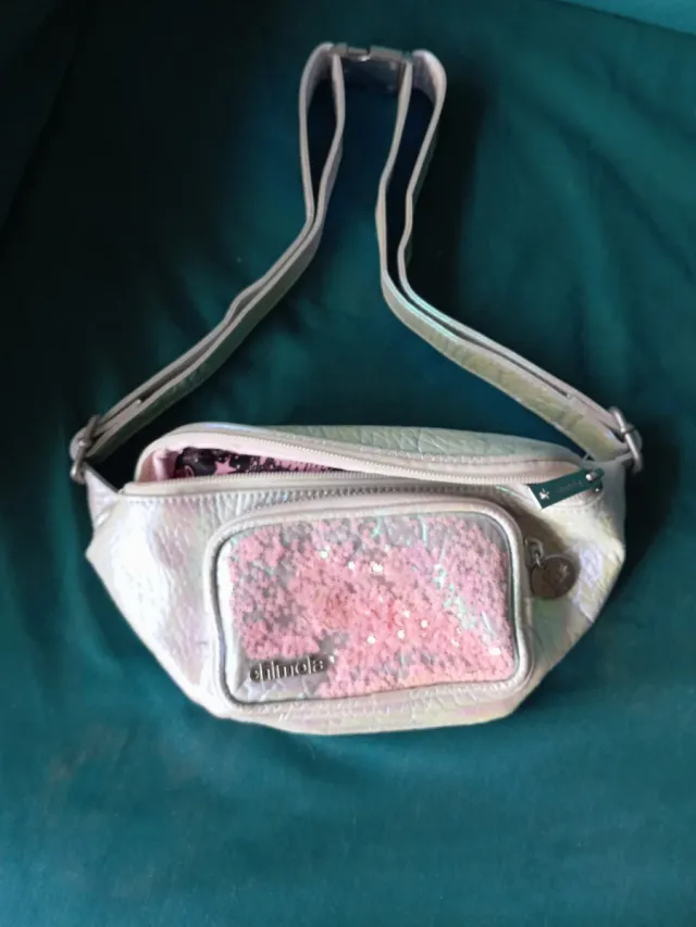 Riñonera plateada con lentejuelas rosas