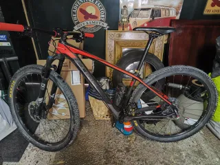 Bicicleta de Montaña CUBE Roja y Negra Talla M