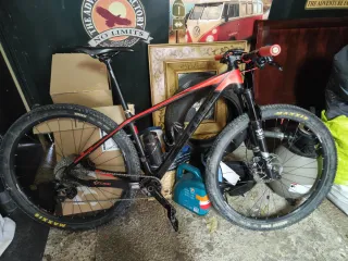 Bicicleta de Montaña CUBE Roja y Negra Talla M