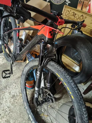 Bicicleta de Montaña CUBE Roja y Negra Talla M