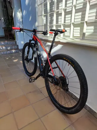 Bicicleta de Montaña CUBE Roja y Negra Talla M