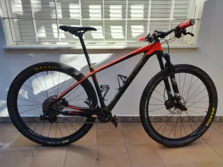 Bicicleta de Montaña CUBE Roja y Negra Talla M