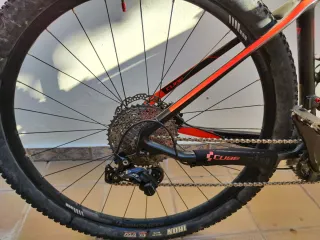 Bicicleta de Montaña CUBE Roja y Negra Talla M