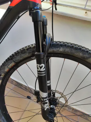 Bicicleta de Montaña CUBE Roja y Negra Talla M