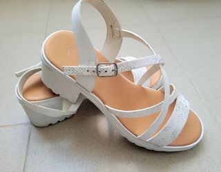 SANDALIAS CON TACÓN BLANCAS.
