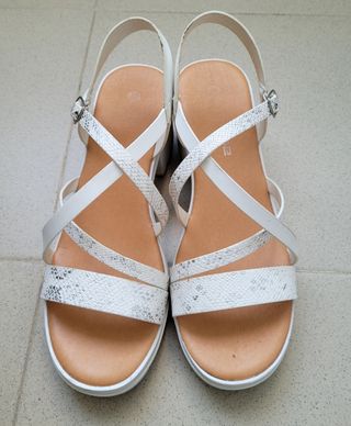 SANDALIAS CON TACÓN BLANCAS.