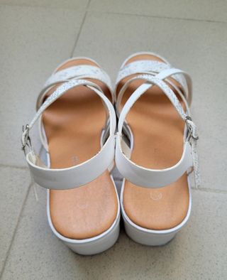 SANDALIAS CON TACÓN BLANCAS.