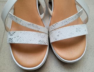 SANDALIAS CON TACÓN BLANCAS.