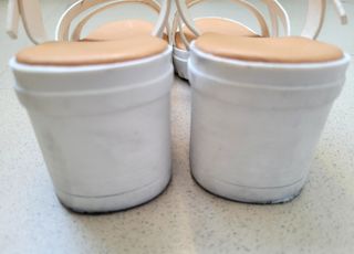 SANDALIAS CON TACÓN BLANCAS.