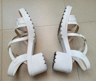 SANDALIAS CON TACÓN BLANCAS.