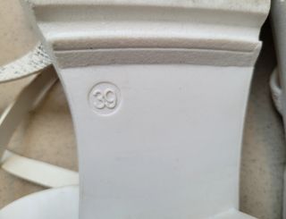 SANDALIAS CON TACÓN BLANCAS.