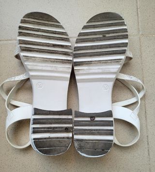 SANDALIAS CON TACÓN BLANCAS.
