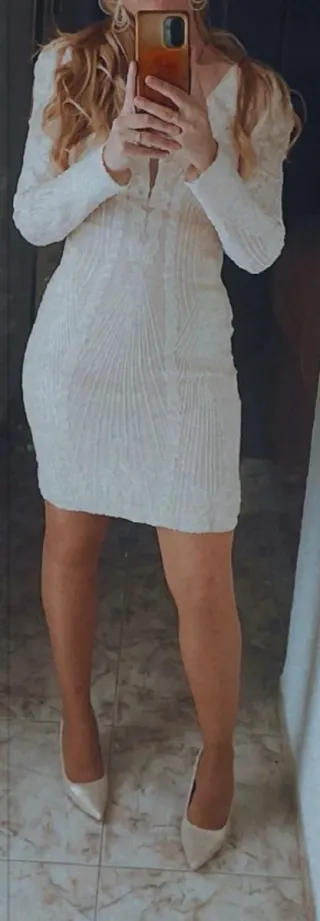 Vestido de fiesta de color crudo con frillo