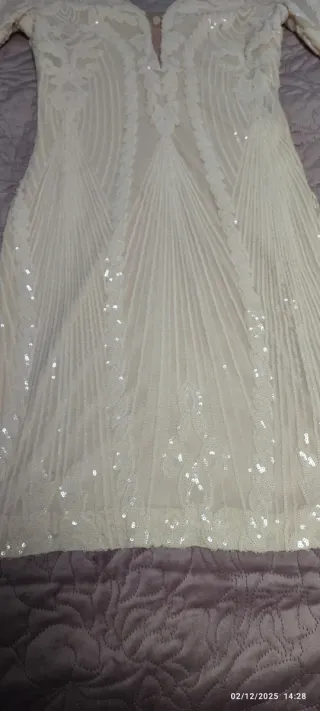 Vestido de fiesta de color crudo con frillo