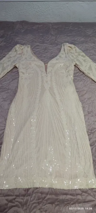 Vestido de fiesta de color crudo con frillo