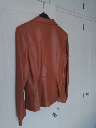 Chaqueta de piel marrón