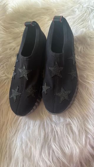 Zapatillas WEEKEND negras con estrellas plateadas