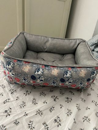 Cama para mascotas con estampado de perros