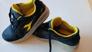 Botas de seguridad Diadora negras y amarillas