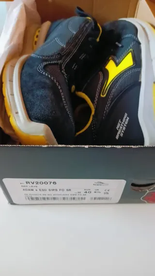 Botas de seguridad Diadora negras y amarillas