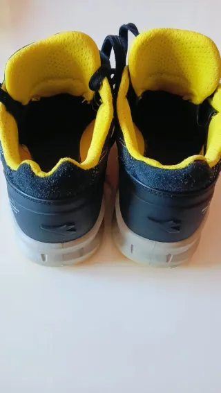 Botas de seguridad Diadora negras y amarillas