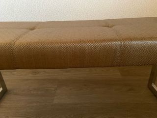 Banco pie de cama moderno, tapizado rafia