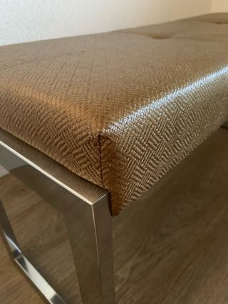 Banco pie de cama moderno, tapizado rafia