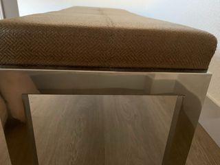 Banco pie de cama moderno, tapizado rafia