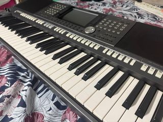 Teclado Yamaha PSR-S970 con base.
