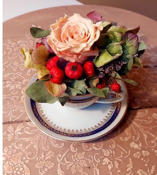 Composizione fiori stabilizzati in tazza