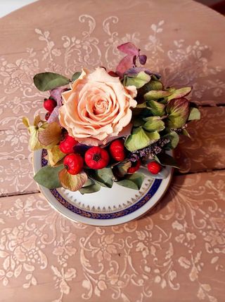 Composizione fiori stabilizzati in tazza