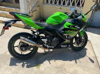 Moto Kawasaki Ninja 400 KRT