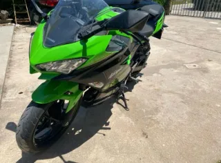 Moto Kawasaki Ninja 400 KRT